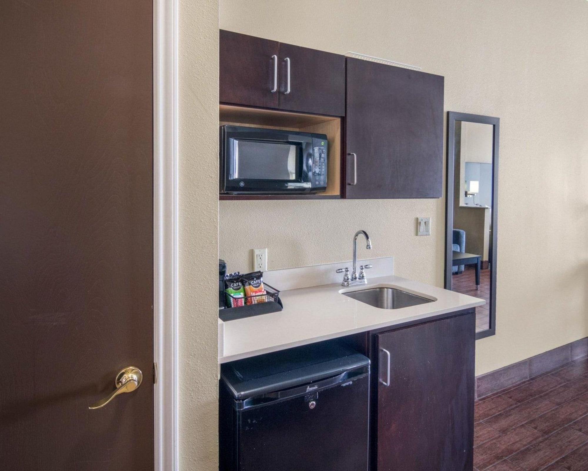 Comfort Suites Odessa Exterior foto